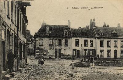 Cet abreuvoir situé dans le bas de la rue, juste avant l'enclos St Bertin, a aujourd'hui disparu, on se trouve dans un quartier ouvrier comme le montre les façades des maisons.